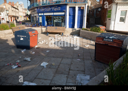 La lettiera e i rifiuti abbandonati al di fuori di un chip di mare shop per essere cancellato dopo un fine settimana estivo Foto Stock