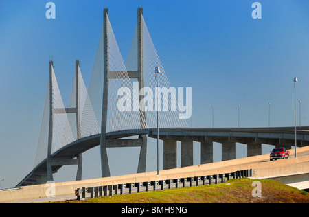 Il Sidney Lanier Bridge è un cavo alloggiato a ponte che si estende a sud del fiume Brunswick in Brunswick, Georgia, Stati Uniti Foto Stock