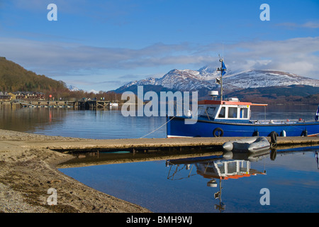 La neve su di Ben Lomond, da Luss, Loch Lomond, Scozia. Foto Stock