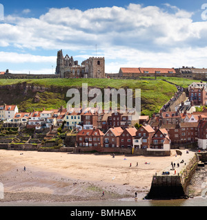 Whitby Abbey e St Marys chiesa sopra l'entrata del porto di Whitby, North Yorkshire, Inghilterra, Regno Unito Foto Stock