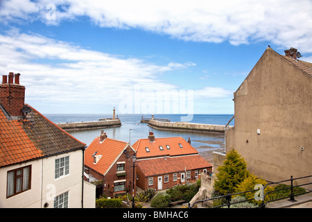 Whitby di due pontili e Whitby harbour entrata Nord Yorkshire England Regno Unito Foto Stock