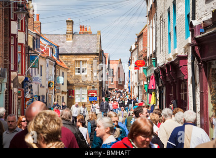 Affollata occupato high street con gli acquirenti a Whitby Town Center, England, Regno Unito Foto Stock