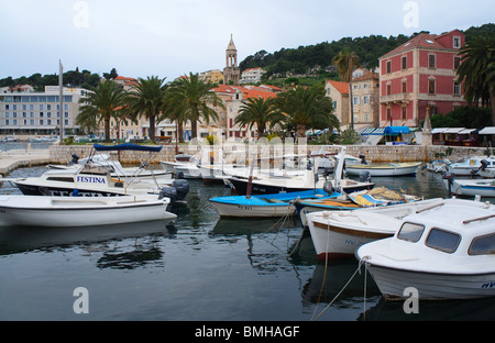 Croazia, Split, riviera dalmata - Isola di Hvar - citta di Hvar porto con piccole imbarcazioni Foto Stock