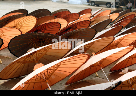 Ombrelloni a Wat Xieng Thong monastero Luang Prabang, Laos. Foto Stock