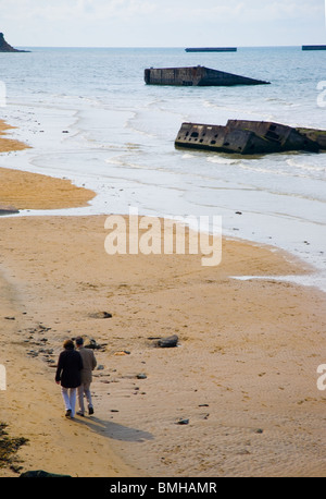 La spiaggia di Arromanches, Normandia con alcuni dei resti del porto di gelso utilizzati nel 1944 Sbarco in Normandia Foto Stock