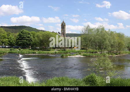 Weir sul fiume Tweed con la vecchia chiesa parrocchiale peebles scozia giugno 2010 Foto Stock