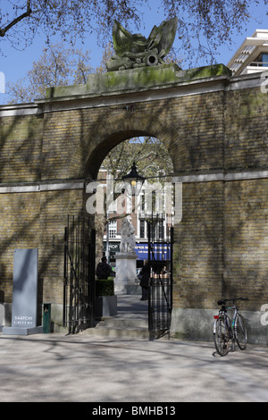 Una volta che l'ingresso al duca di Yorks caserma, ora l'uscita di Saatchi Gallery di Duca di Yorks Square a Chelsea. Foto Stock