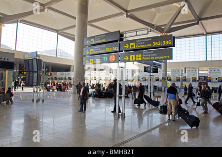 Il terminale 3 del check-in hall, dall'aeroporto di Malaga, Malaga, Costa del Sol, provincia di Malaga, Andalusia, Spagna, Europa occidentale. Foto Stock