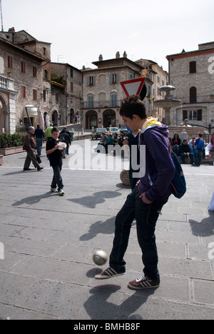 Scuola di Italiano i ragazzi che giocano a calcio nella piazza di Assisi Foto Stock