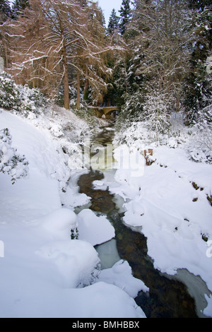 Flusso di neve e il ponte, Blair Atholl, Perthshire Scozia, Dicembre 2009 Foto Stock