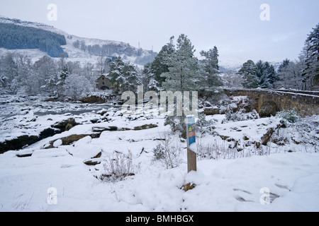 Falls of Dochart, neve, fiume, ghiaccio, inverno, Killin, Scozia, Dicembre 2009 Foto Stock