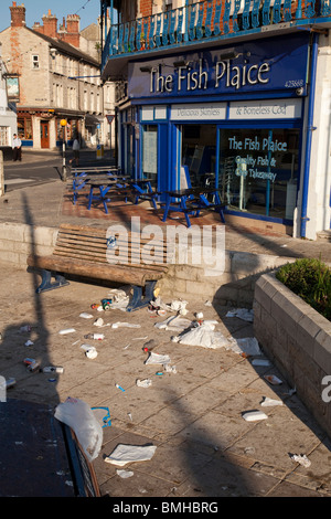 La lettiera e i rifiuti abbandonati al di fuori di un chip di mare shop per essere cancellato dopo un fine settimana estivo Foto Stock