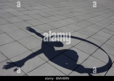 Situato in marrone Hart Gardens è volare, una bella scultura di Lorenzo Quinn, qui è l'ombra proiettata dal suo lavoro e funziona! Foto Stock