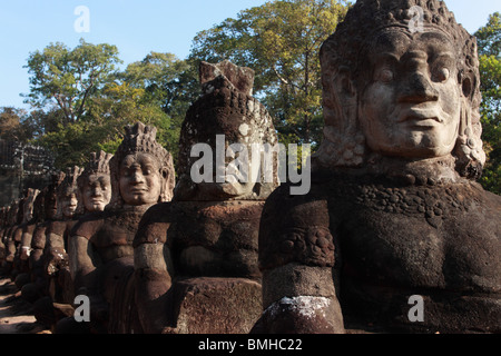 Statue sul ponte al South Gate, Angkor Thom, Foto Stock