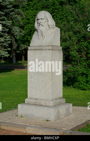 Statua del chimico russo Dmitri Mendeleev (1834-1907) al di fuori della Lomonosov di Mosca Università Statale di Mosca, Russia Foto Stock