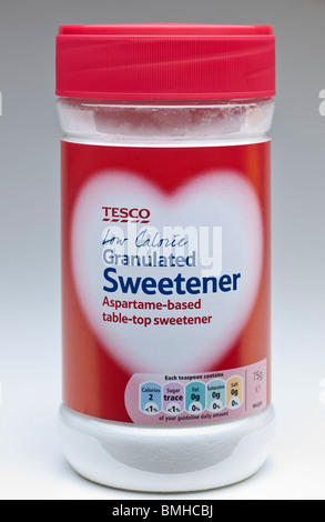 Vaso in plastica da Tesco a basso contenuto calorico in base Aspartame dolcificante granulato Foto Stock