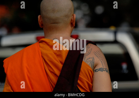 Monaco con il tatuaggio sul suo retro al Wai Khru cerimonia , Wat Phra Bang , Divieto Tambol Gaew fa , Nakornpathom, Tailandia Foto Stock