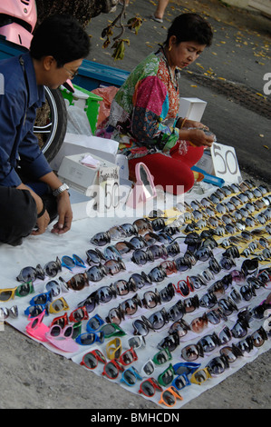 I fornitori presso il tatuaggio festival , Wai Khru cerimonia , Wat Phra Bang , Divieto Tambol Gaew fa , Nakornpathom, Tailandia Foto Stock