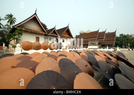 Ombrelloni a Wat Xieng Thong monastero Luang Prabang, Laos. Foto Stock