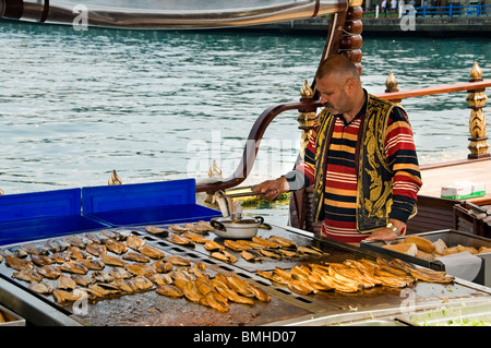 Istanbul Ristorante Terrazza barche Golden Horn ponte Galata waterfront torre a caldo di vendita pesce sgombro balik ekmek Eminonu Foto Stock