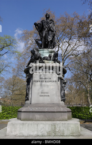 Questa bella scultura in bronzo di Francesco Russell quinto Duca di Bedford si trova sul lato sud di Russell Square a Camden. Foto Stock