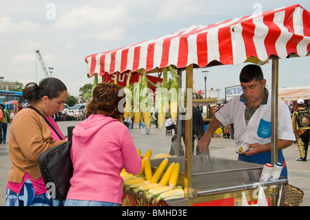 Istanbul Ristorante Terrazza barche Golden Horn ponte Galata waterfront torre di mais alla griglia Eminonu Foto Stock