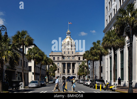 Attraversamento Pedestrains Bull Street di fronte alla città di Savannah Hall di Savannah, Georgia Foto Stock