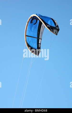 Flexifoil battenti contro il cielo blu a Studland in estate Foto Stock