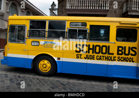 Filippine, Manila, vecchio stile schoolbus in Intramuros il più antico quartiere della città di Manila. Foto Stock