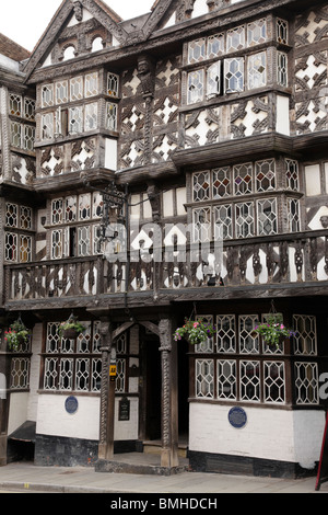 Facciata di The Feathers Hotel una locanda del XVII secolo il Bull Ring Ludlow Shropshire REGNO UNITO Foto Stock