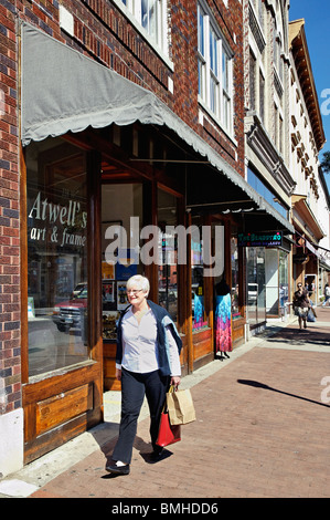Donna che cammina verso il basso Broughton Street a Savannah, Georgia Foto Stock