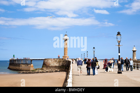 I turisti sul molo di Whitby, Whitby, North Yorkshire, Inghilterra, Regno Unito Foto Stock