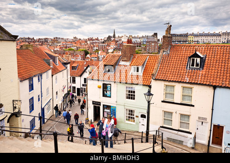 Whitby, North Yorkshire - turisti che salgono i famosi gradini della città storica vecchia, Inghilterra, Regno Unito Foto Stock