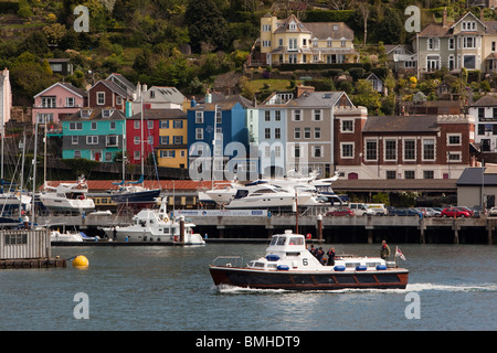 Regno Unito, Inghilterra, Devon, Kingswear, Britannia Royal Naval College di avviare il passaggio di imbarcazioni da diporto ormeggiato sul fiume Dart Foto Stock