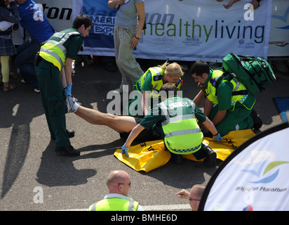 I paramedici da St John Ambulance aiutare un runner che crollò in prossimità della estremità del primo Brighton Marathon 2010 Foto Stock