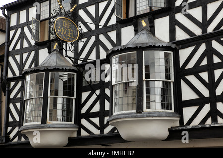 L'Angelo dettaglio di finestre a baia su un bianco & nero & bargiglio daub metà edificio con travi di legno su Broad Street Ludlow Shropshire REGNO UNITO Foto Stock