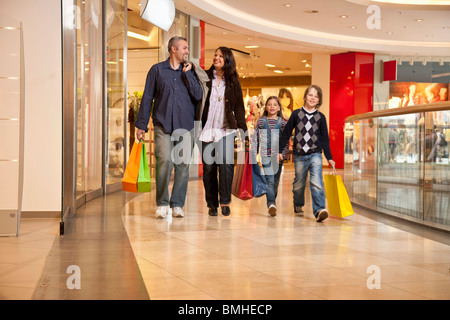Famiglia passeggiate attraverso il centro shopping Foto Stock