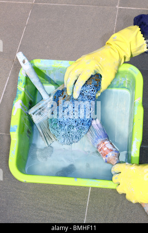 Pittore spugna spazzola i rulli di verniciatura guanti per la pulizia delle mani in acqua Foto Stock