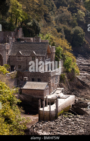 Regno Unito, Inghilterra, Devon, Kingswear, costosi in pietra di proprietà lungo il fiume a bordo del fiume Dart estuario Foto Stock