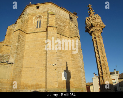 Rollo gotico e la chiesa di Santa Maria a Boadilla del Camino. Tierra de Campos. Palencia. Spagna. Modo di St James. Foto Stock