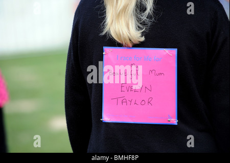 I messaggi sulle spalle di donne che prendono parte alla ricerca sul cancro gara per evento di vita a Crawley Foto Stock