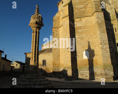 Rollo gotico e la chiesa di Santa Maria a Boadilla del Camino. Tierra de Campos. Palencia. Spagna. Modo di St James. Foto Stock