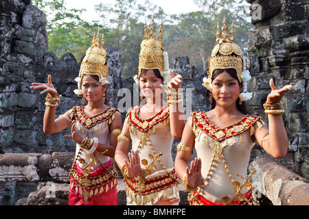 Tradizionale Apsara ballerini, il tempio Bayon, Angkor Wat, Siem Reap, Cambogia Foto Stock