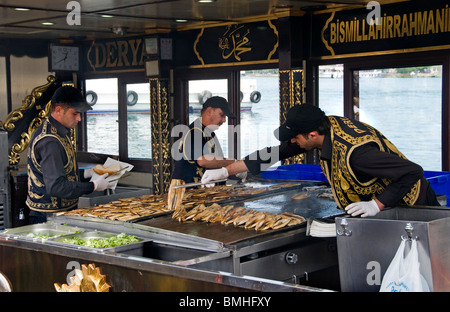 Istanbul Ristorante Terrazza barche Golden Horn ponte Galata waterfront torre a caldo di vendita pesce sgombro balik ekmek Eminonu Foto Stock