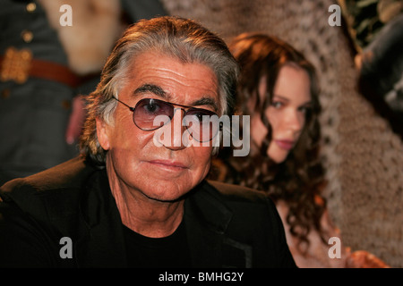 2006 Ottobre la moda internazionale stella stilista italiano Roberto Cavalli foto durante una funzione sociale a Kiev Ucraina Foto Stock