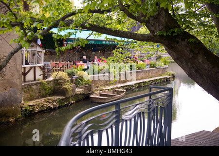 Un tranquillo ed appartato ristorante sul fiume Aure di Bayeux, Normandia, Francia Foto Stock