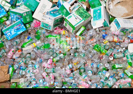 Le bottiglie di plastica raccolte per il riciclaggio in Gyantse, Tibet Foto Stock