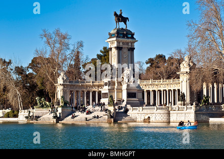 Il re Alfonso XII Memorial, Estanque Lake, il Parco del Retiro di Madrid, Spagna Foto Stock