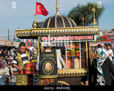 Istanbul Ristorante Terrazza barche Golden Horn ponte Galata waterfront Eminonu a torre Foto Stock