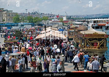 Istanbul Ristorante Terrazza barche Golden Horn ponte Galata waterfront torre a caldo di vendita pesce sgombro balik ekmek Eminonu Foto Stock